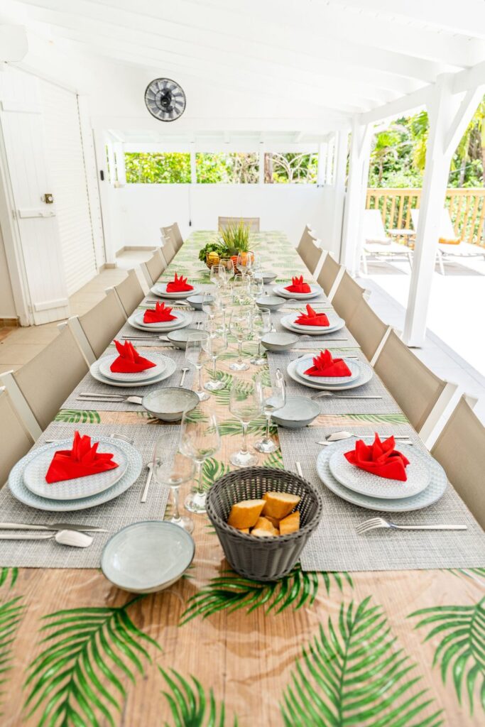 Table 18 couverts scaled